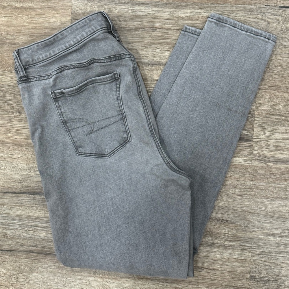 American Eagle || Grey Ripped Jeans